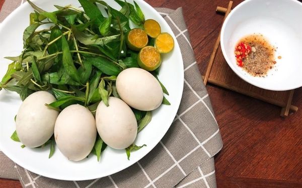 Nên ăn kết hợp rau răm với trứng vịt lộn để tăng cường sinh lý